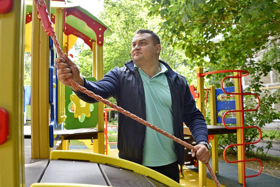 Замруководителя ГБУ «Жилищник Алтуфьевского района» Алексей Пантелеймонов проверяет исправность аттракциона на детской площадке по адресу: проезд Черского, 15
