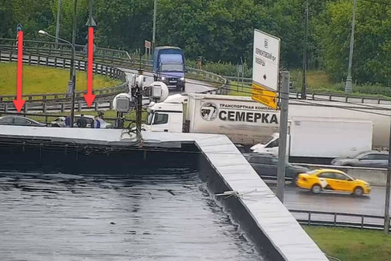 Два человека пострадали в аварии на МКАД в районе Косинского шоссе