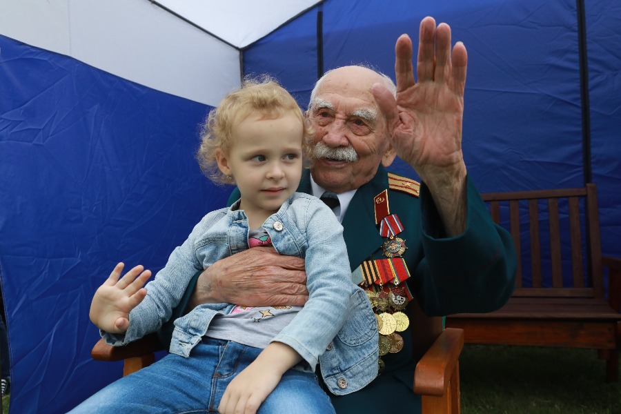 Ветеран Великой Отечественной войны Павел Лосик с любимой правнучной Варварой приветствует гостей и принимает поздравления с вековым юбилеем. Павел Андреевич признался, что дети и внуки для него — смысл жизни. Он всегда заботился о будущем поколении