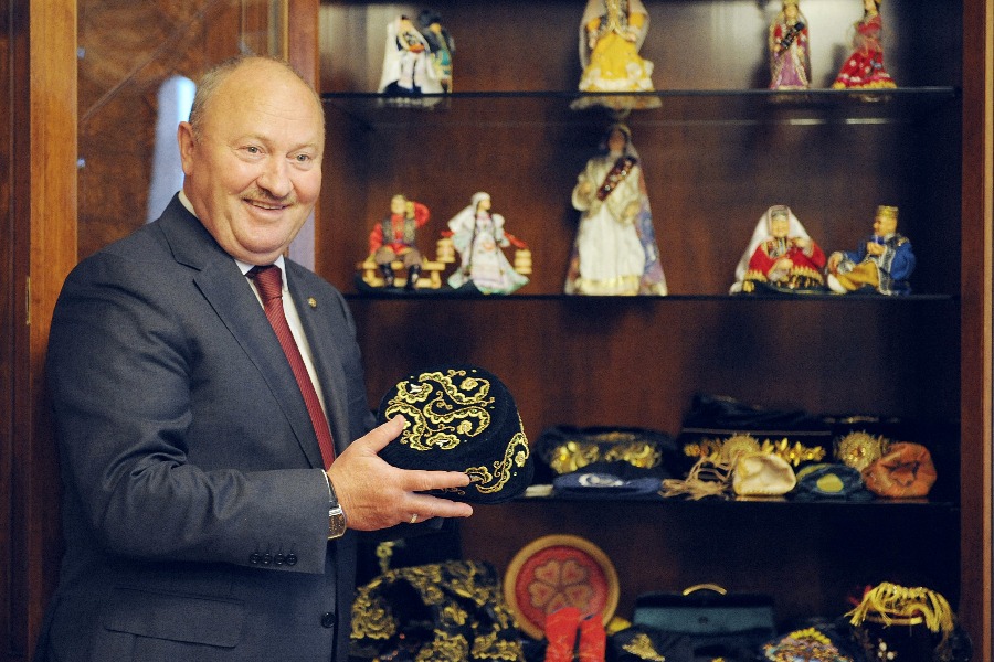 Заместитель премьер-министра Республики Татарстан Равиль Ахметшин показывает национальные атрибуты татарского народа