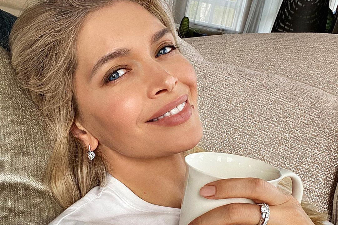 Брежнева предстала перед поклонниками с увеличенными губами и густыми бровями