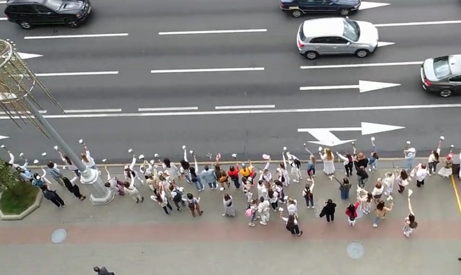 Женщины в Минске второй день подряд выстроили «цепи солидарности»