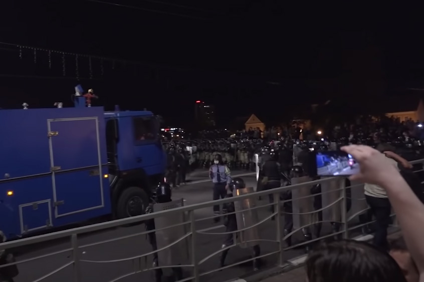 «Не надо играть с огнем»: Лукашенко призвал белорусов не угрожать военным