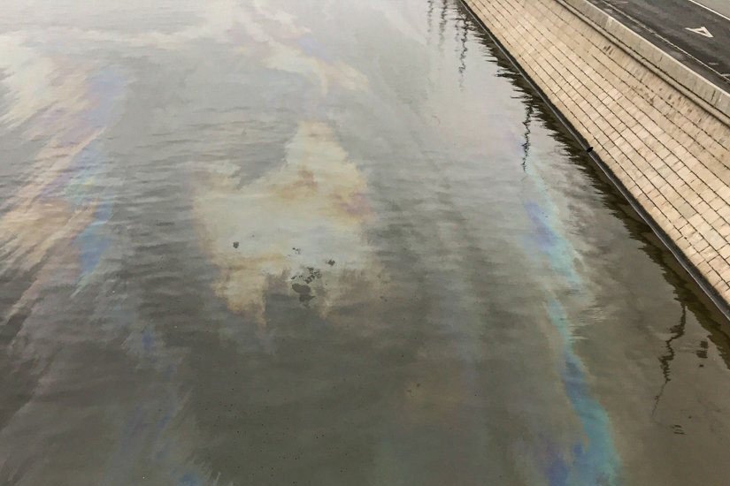 Мазут из законсервированного нефтеналивного пирса разлился в приморской бухте Рудная