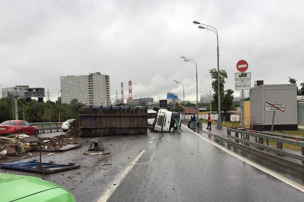 Грузовик опрокинулся на западе Москвы