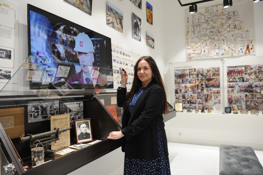 Куратор Музея Мосметростроя Людмила Любавина демонстрирует экспозицию, посвященную труду строителей