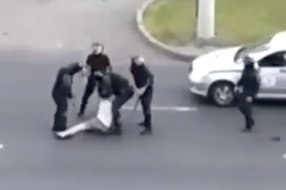 «Настоящие бандиты!»: жестокое задержание деда белорусскими силовиками возмутило Сеть