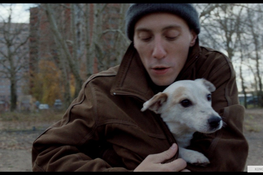 Рабочий (Игорь Кожевин) спасает собак от отстрела