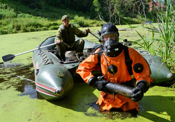 Военные саперы проверяют наличие взрывоопасных предметов на территории Ново-Иерусалимского монастыря
