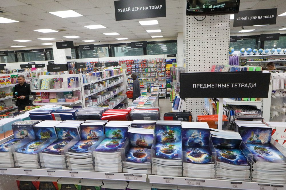 Дневник, пенал и форма: сколько стоит собрать ребенка в школу в 2023 году