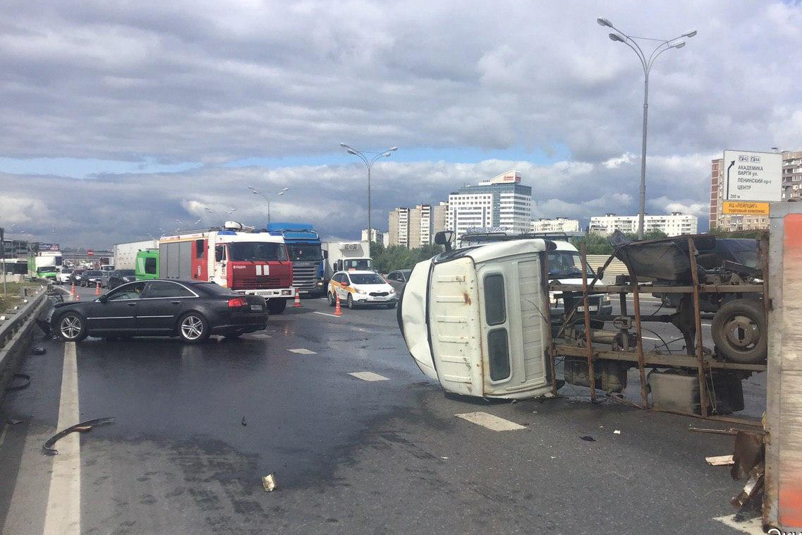 Движение затруднено на 43-м километре МКАД из-за аварии