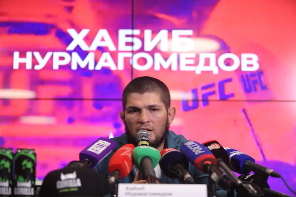 СМИ подсчитали гонорар Нурмагомедова за бой с Гэтжи