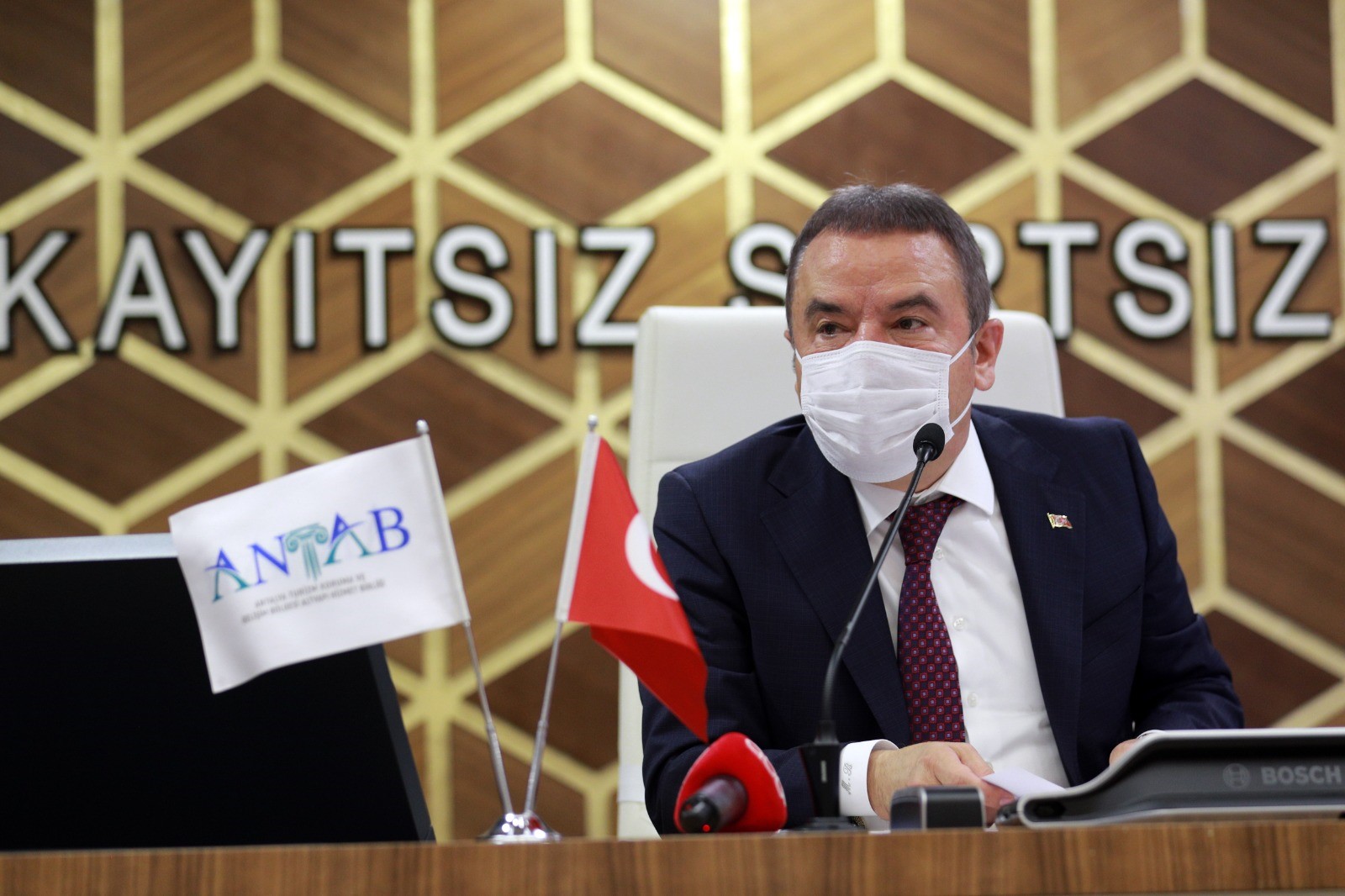 Мэр Антальи заболел коронавирусом