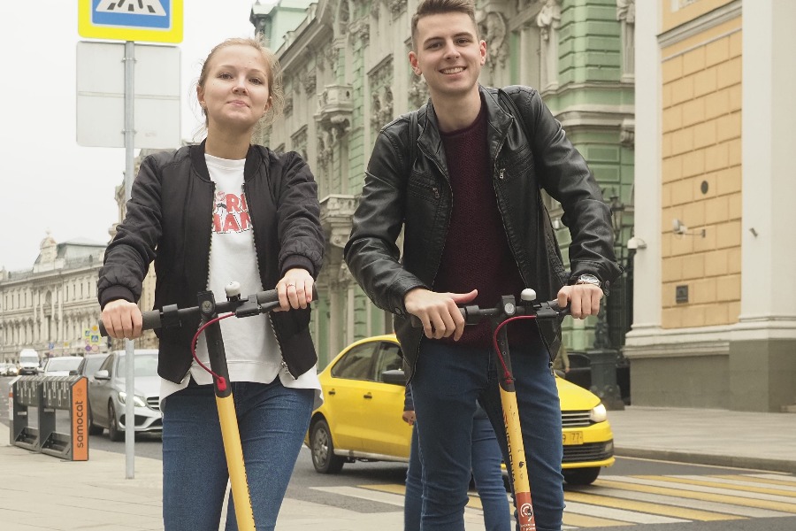 Москвичи Михаил Ренне и Отилия Рошу специально приехали в центр города на Ильинку, чтобы прокатиться на самокатах по ее новым, широким тротуарам