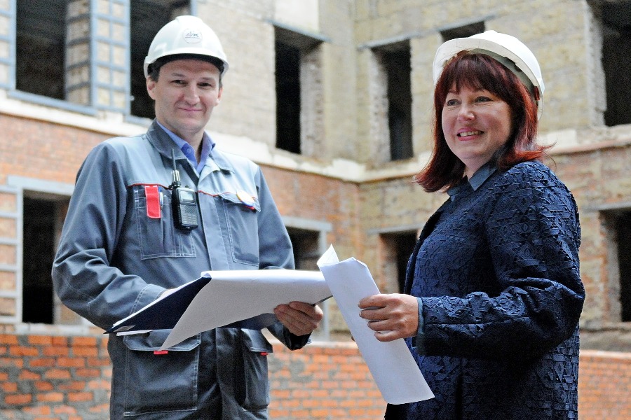 Начальник строительного участка Петр Тулаев вместе с главным врачом филиала № 6 Диагностического центра № 3 Лилией Лавровой обходят здание поликлиники, где проводится капитальный ремонт