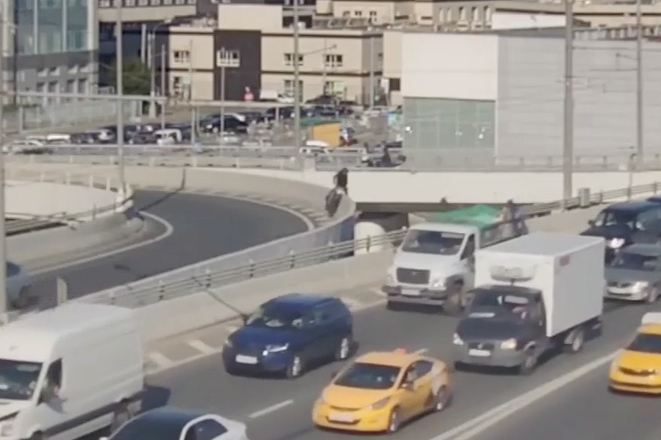 Мотоциклист упал с эстакады при выезде на ТТК в Москве