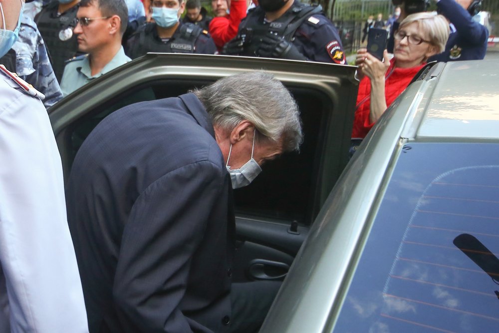 «Будто его душили»: жена Ефремова сообщила о травме артиста после ДТП