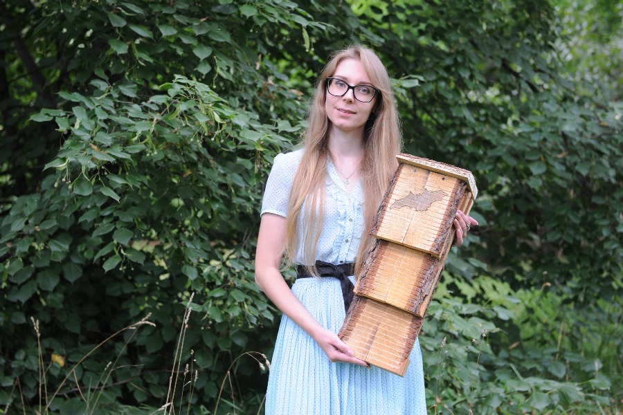 Сотрудник «Серебряного Бора» Анна Сорокина держит дом для летучих мышей, который соорудили москвичи