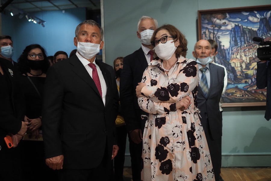 Президент Татарстана Рустам Минниханов и директор Третьяковской галереи Зельфира Трегулова осматривают выставку перед открытием