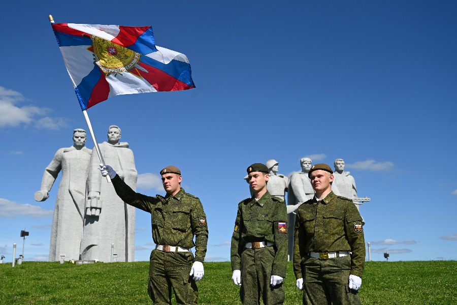 Участники военно-патриотического клуба «Патриоты России» (слева направо) Никита Тюльтяев, Николай Поляничко и Владислав Николаев возле мемориала, где финишировала экспедиция