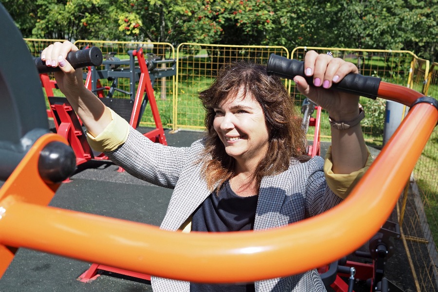 Глава управы района Лианозово Елена Колесова во время осмотра новой спортивной площадки в парке