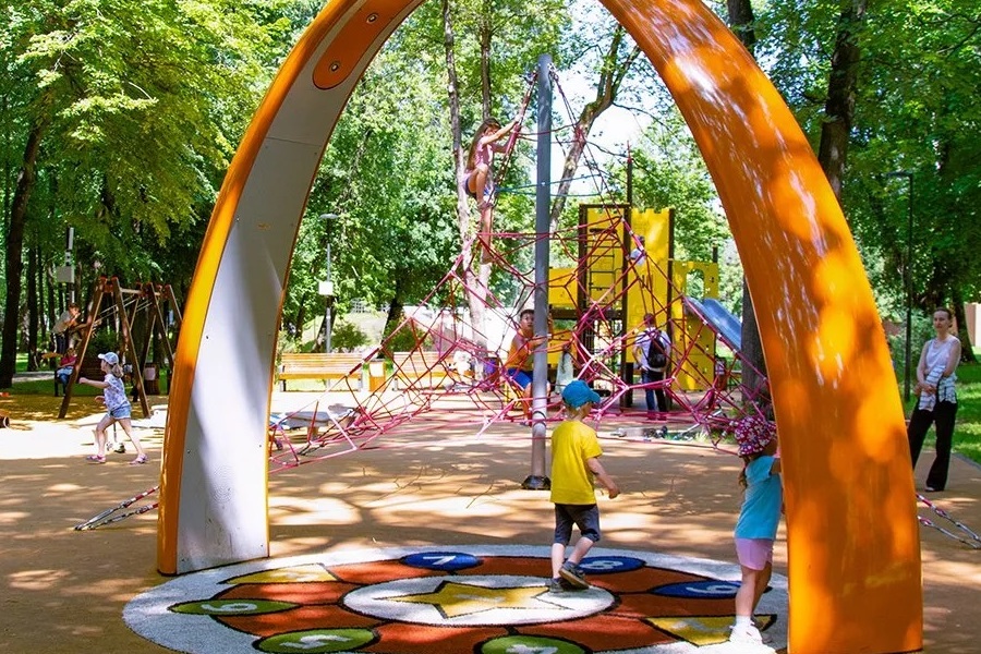 Москвичей пригласили в парки с музыкальными площадками