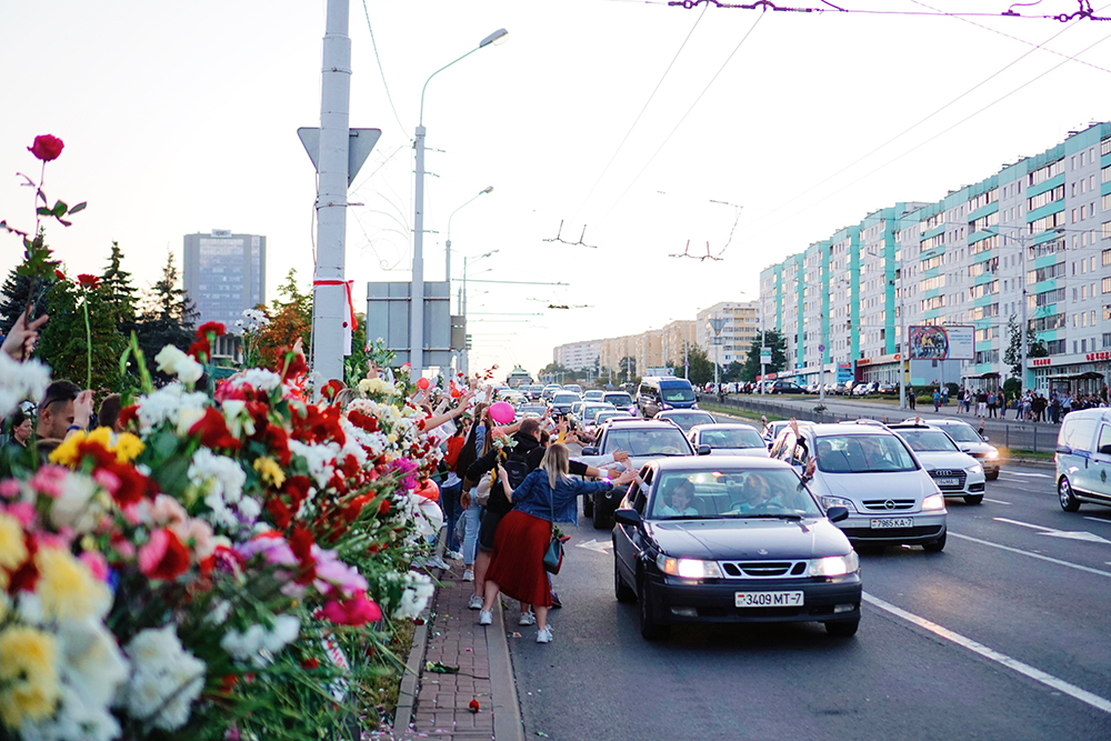 Автомобиль с негосударственной символикой и топором задержали в Минске