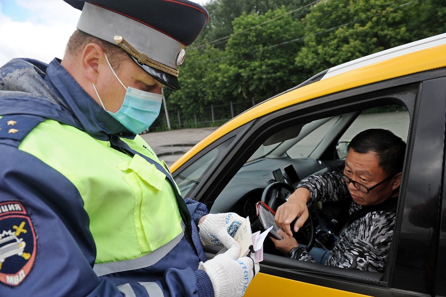 Рейды по выявлению нелегальных таксистов столичная ГИБДД проводит регулярно. У водителя Вячеслава Ана все документы, которые проверил инспектор ГИБДД, старший лейтенант Андрей Малахов, оказались в порядке