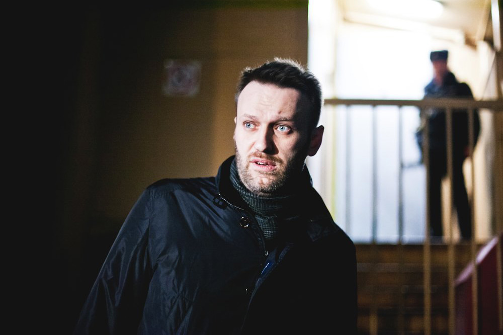 Суд приговорил Навального к девяти годам колонии строгого режима 