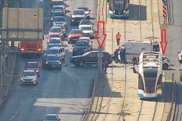 Две машины вылетели на трамвайные пути после столкновения на северо-востоке Москвы