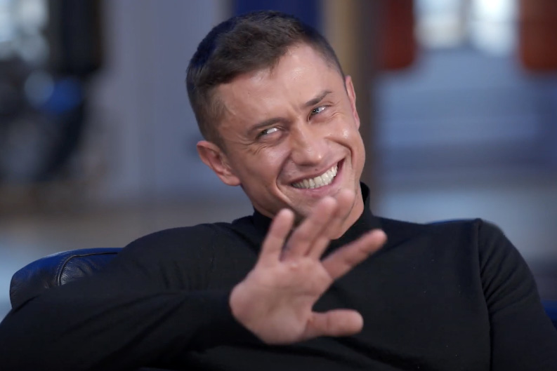 «Абсолютно неухоженное лицо»: стилист раскритиковала новый образ Прилучного