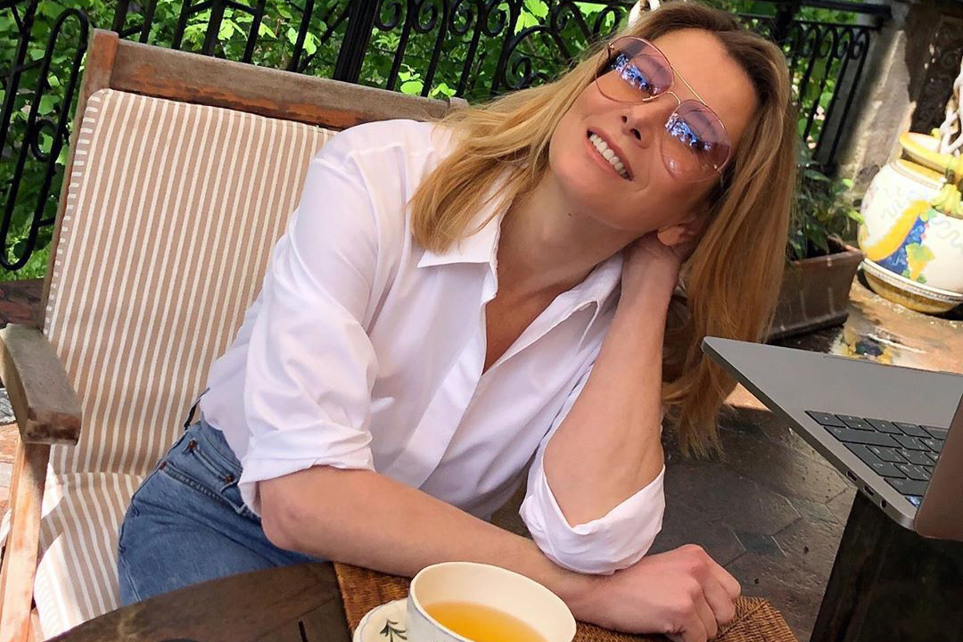 Юлия Высоцкая поделилась кадром в кружевном платье в Италии