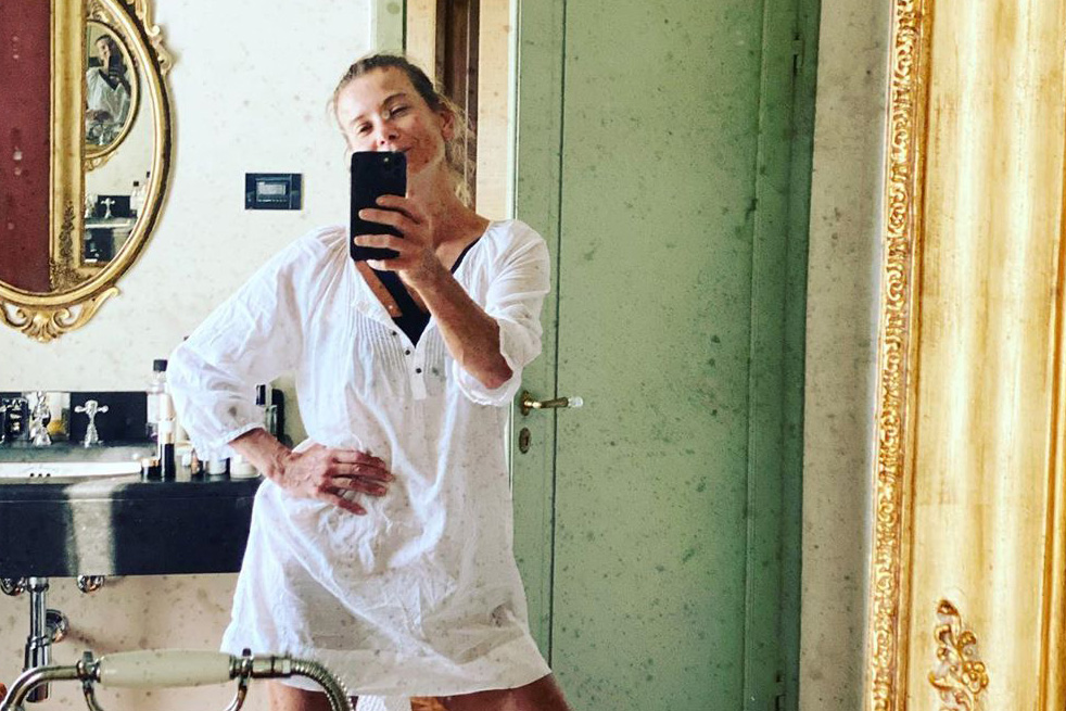 «Вот это форма!»: 47-летняя Высоцкая в купальнике похвасталась стройной фигурой