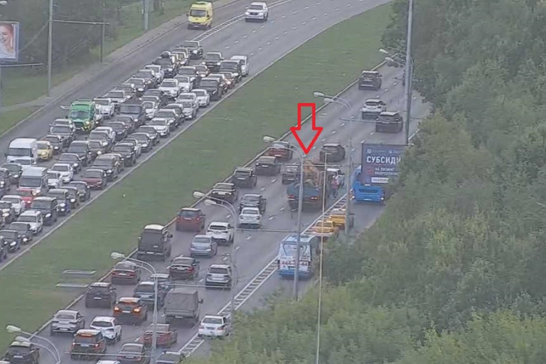 Три легковушки и грузовик столкнулись на Ленинском проспекте в Москве