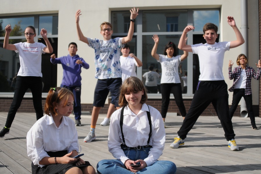 Варвара Заперева (слева) и Анастасия Адуева из команды «Елисей» на представлении творческих визиток на молодежном форуме «Расширяя горизонты»