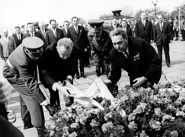Генеральный секретарь ЦК КПСС Леонид Брежнев (справа) и Председатель Совета Министров СССР Алексей Косыгин (второй слева) возлагают венок к памятнику Советскому солдату на Ольшанском кладбище в Праге