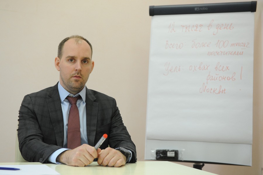 Руководитель оперштаба сети центров соцобслуживания Артем Алексеев в своем рабочем кабинете