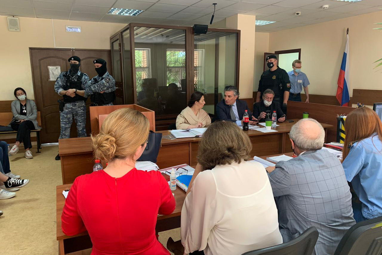 Михаил Ефремов извинился за несдержанность в суде