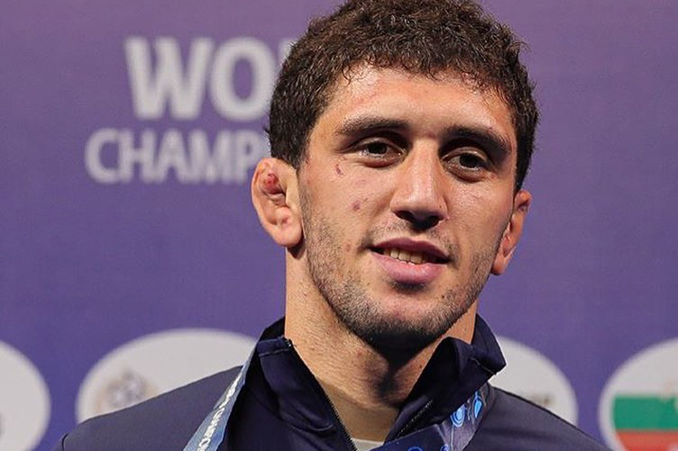 СМИ: Борец Сидаков узнал о прошлом своей невесты и прогнал ее со свадьбы