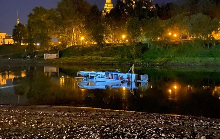 Двадцать пять человек спасли с затонувшего катера в Вологде