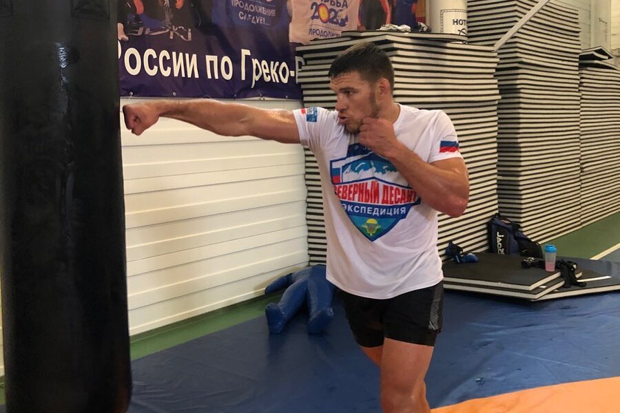 Ученик Емельяненко победил его бывшего соперника в чемпионе Bellator