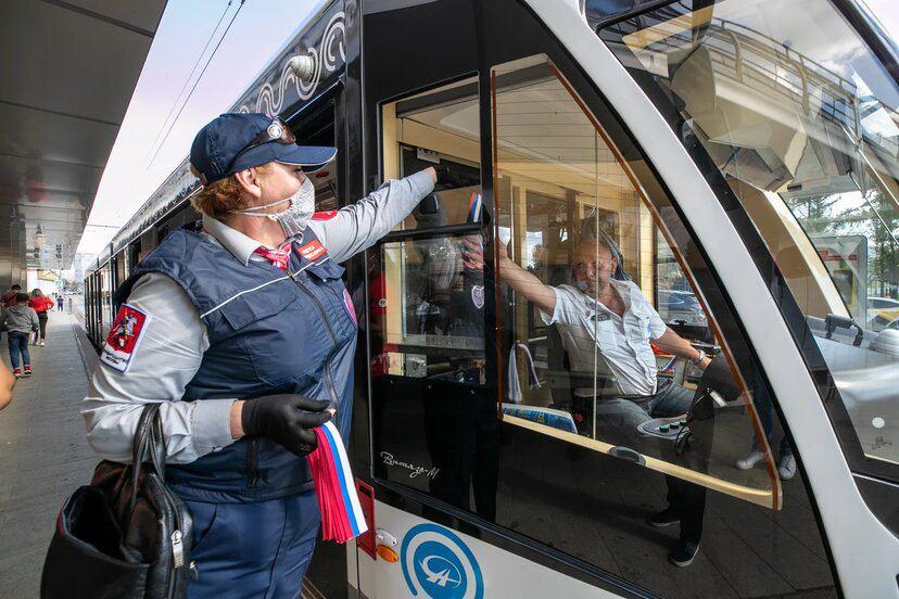 Волонтеры в Москве раздали 50 тысяч ленточек с триколором