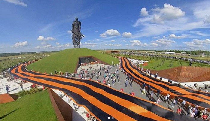 Самую большую в мире георгиевскую ленту развернули у Ржевского мемориала