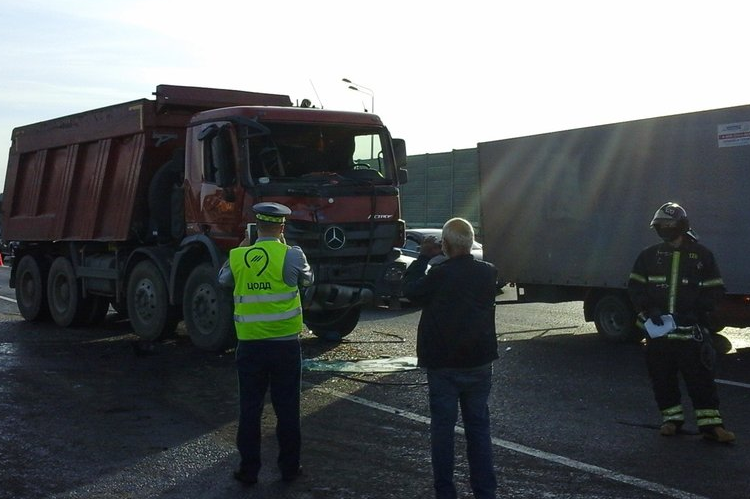 Грузовик эвакуировали с места аварии на Калужском шоссе в столице