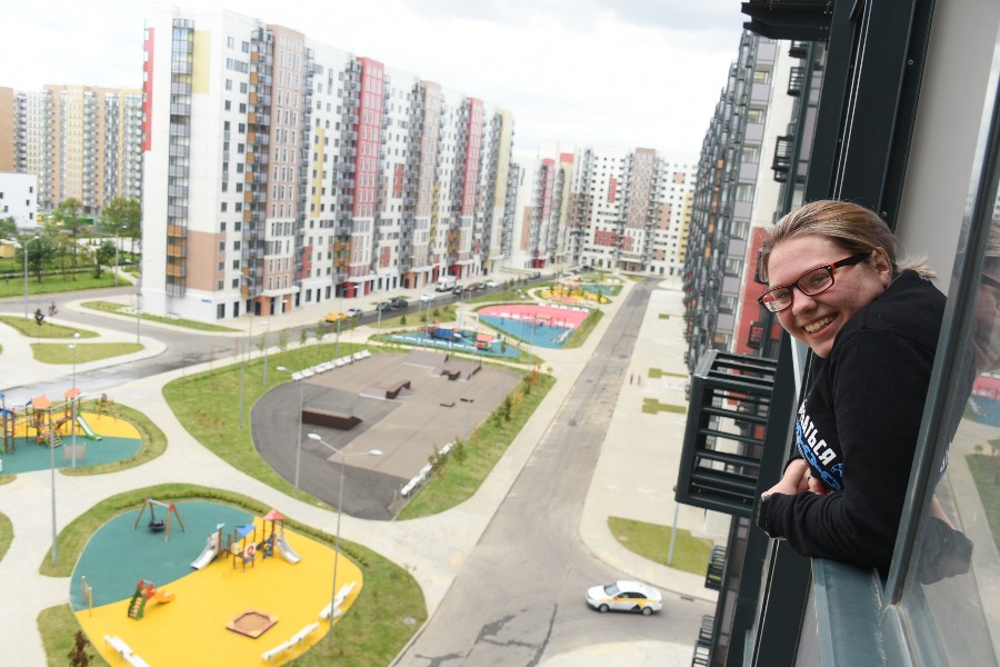 Выпускница столичного Центра содействия семейному воспитанию «Наш дом» Ангелина Звонкова в своей квартире, которую получила, когда ей исполнилось 18 лет. Собственное жилье стало для нее первым шагом к самостоятельной жизни