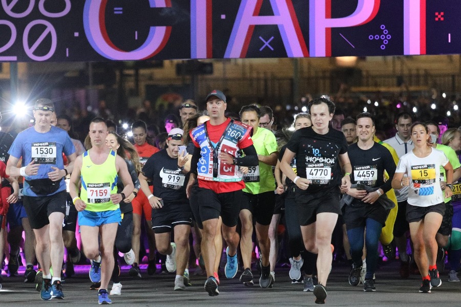 Участники Ночного забега — 2020 вышли на маршрут. Среди них и московские спортсмены, и те, кто приехал из других городов специально, чтобы принять участие в этом необычном мероприятии. Для многих это уже стало традицией — забег проводят в столице с 2013 года