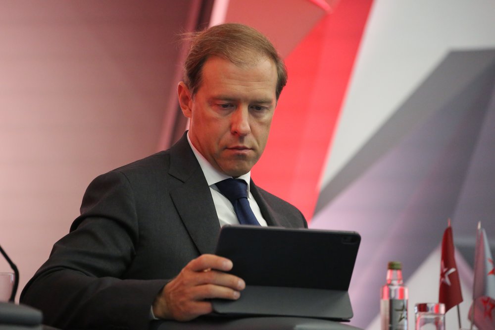 Мантуров оценил объемы поставок вакцины «Спутник V» в российские регионы