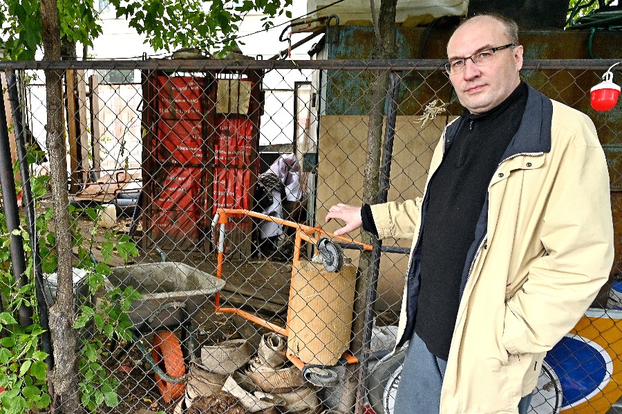 Москвич Ян Семченков показывает участок на Промышленном проезде, где затянулись работы по восстановлению системы водоснабжения