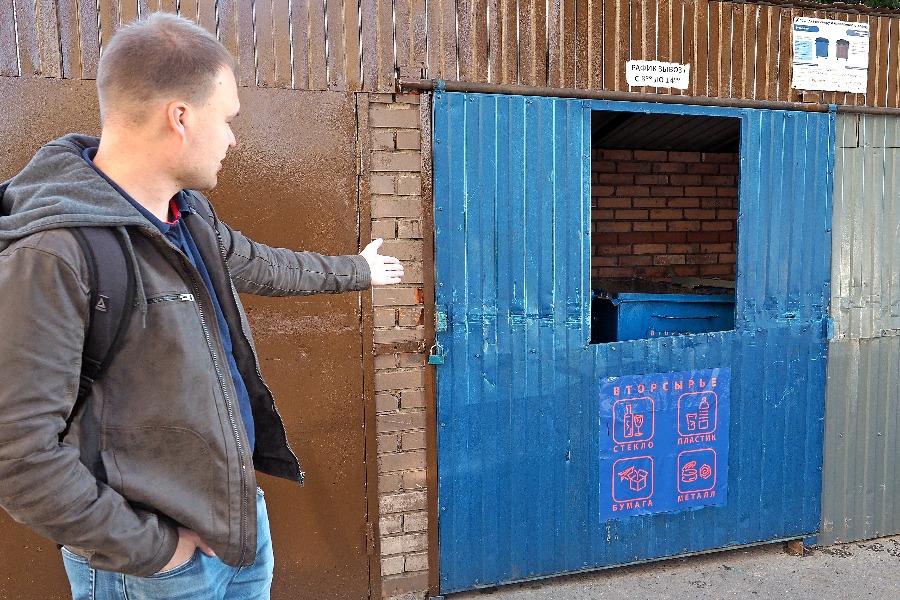 Москвич Сергей Урбанс недоволен: такая конструкция площадки мешает жителям помещать отходы в баки для вторсырья