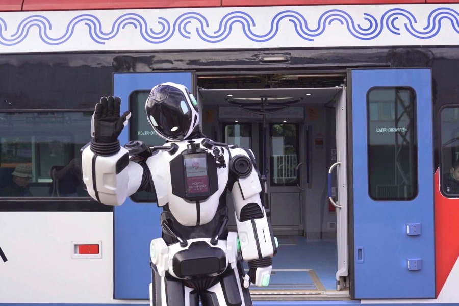 Денис Гусак в костюме робота Алеши